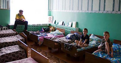 Все в детском доме его дразнили и унижали. Однажды он написал письмо Дедушке Морозу.