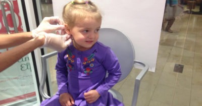 Из кабинета доносились дикие вопли ребенка, крики матери и мастера, звуки драки, а потом выходит милая девочка…