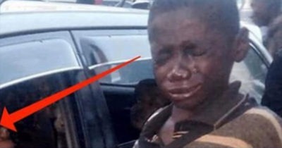 Бездомный ребенок подошел к машине, чтобы попросить мелочи, но то, что он увидел через окно, довело его до слез