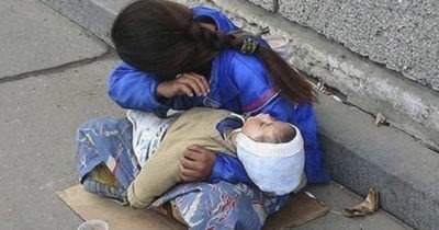 Почему спит ребенок? Всегда спит на руках у попрошаек. Ты никогда не задумывался?