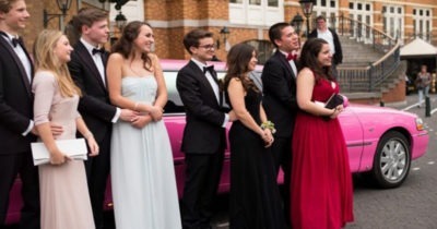 Выпускник пришел на бал с мамой, а не с девушкой. И что вы думаете? Они были круче всех!