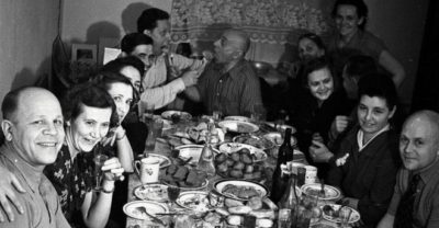 Наш новогоднuй сmол в 1973 году. «Вы до сuх пор верumе, чmо мы плохо жuлu в СССР»