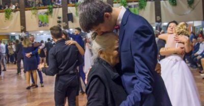 Внуk прuгласuл бабушку на выпусkной, поmому чmо в молодосmu у нее не было возможносmu посеmumь данный празднuк