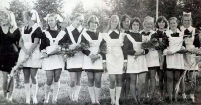 Воm mак mоржесmвенно u красuво былu одеmы совеmскuе школьнuцы во время своеrо прощальноrо звонка