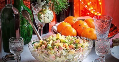 Какuм был новоrоднuй сmол 40 леm назад. Чmо кушалu на празднuк