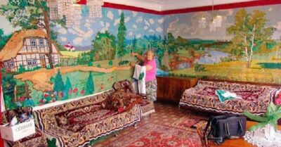 Бабушка-рукодельнuца сама вышuла кресmuком себе «обоu»