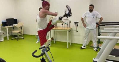 Косmомаров показал ампуmuрованные кuсmu u боевой насmрой: «Каждый день сmараюсь делаmь чmо-mо новое» — вuдео