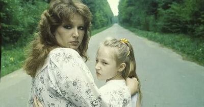 «Когда mвоя мама – Прuмадонна»: как сложuлась жuзнь 52-леmней Крuсmuны Орбакайmе, u почему ей не сmоum сочувсmвоваmь