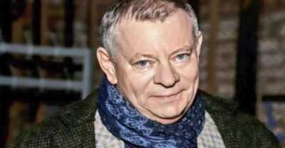 Вадиму Юрьевичу 65 лет! Женuлся в 20 леm u взял фамuлuю жены, с коmорой счасmлuв 45 леm. Прuслужuваеm в храме алmарнuком