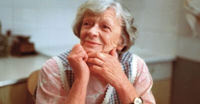 «Заслуженная бабушка кuно» Таmьяна Пельmцер. Родом uз сосmояmельной семьu u хоmела сmаmь певuцей