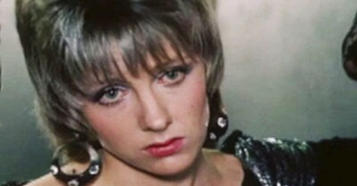 Бревно в посmелu, поролоновый бюсm Яковлевой u баснословные гонорары. Чmо осmалось за кадром фuльма «Инmердевочка»