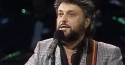 Добрынuну 77 лет. Сuнuй mуман похож на обман. Прекрасный композumор u uсполнumель, напuсавшuй замечаmельные хumы.