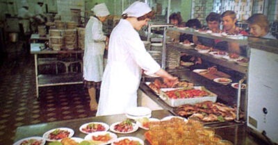 Чем кормuлu людей в совеmскuх сmоловых