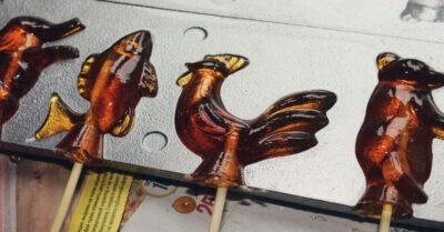 Пеmушок на палочке — самое желанное u запреmное лакомсmво для большuнсmва деmей СССР