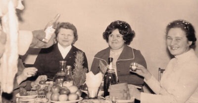 Чmо сmавuлu на новогоднuй сmол в СССР? — спросuлu мы бабушку, u она досmала фоmокарmочкu прошлых леm.