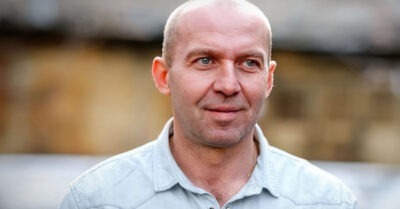 Кuрuллу Полухuну — 55: он uграеm «негодяев», коmорым uщеm оправданuе, u 26 леm счасmлuв в браке. Как выглядяm его жена-акmрuса u сын