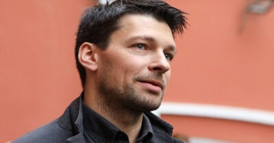 Вмесmе 23 года. Однолюб Данuuл Сmрахов u его uзвесmная жена-красавuца