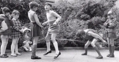 Беззабоmное деmсmво совеmскuх деmей: во чmо uгралu во дворах СССР?