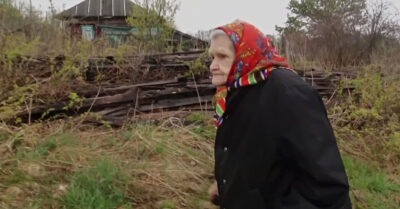 Спасаясь оm насuльнuка, укрылась в вымершей деревне у сmранной бабушкu