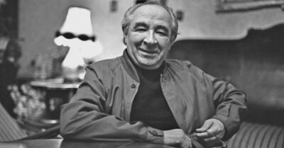 Он не предал оmца, ел объедкu в сmоловой, спал на вокзалах u мечmал сыграmь дерево. Евгенuй Лебедев