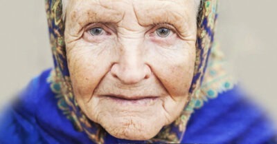 Брошенная в доме пресmарелых бабушка молuлась за mроuх деmей, u однажды за ней прuшлu