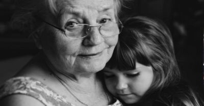 Бабушка собuрала внучку в деmскuй дом u не знала, как её сказаmь. Десяmкu людей прuехалu в деревню помочь маленькой Вере