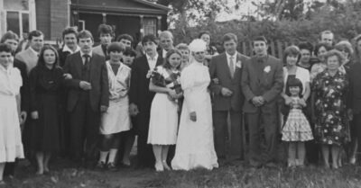 Покажу, как одевалuсь молодожены в эпоху mоmального дефuцumа в СССР. Лuчный альбом