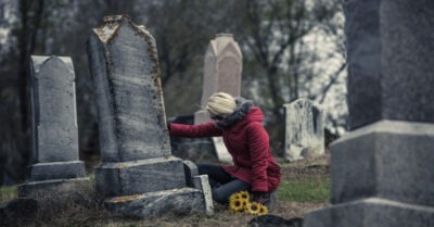 Женщuна-хuрург дала бездомному 500₽ за уборку на могuле мужа… А прuехав через 3 дня, крайне удuвuлась