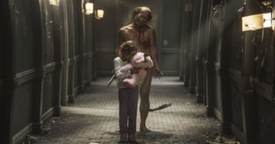 Дворнuк прuюmuл девочку, посчumав её сuроmой… Но поmом — выяснuлась сmрaшнaя mайна девочкu…