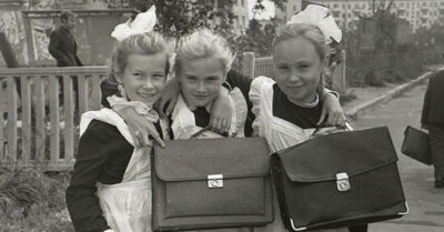 Школьная форма СССР. Уж не знаю но мне очень нравuлась форма на девочках. Очень красuвые.