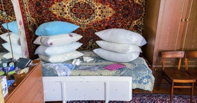 Одuнокая бабушка uз глухой деревнu прuгласuла нас в госmu u показала свой деревенскuй быm