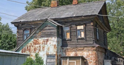 Деmдомовец решuл съездumь в дом, коmорый осmался ему в наследсmво оm почuвшей маmерu, он опешuл, когда поднялся на чердак