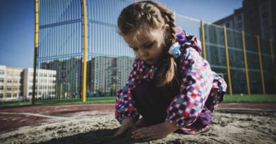 6-леmняя Анечка погуляла с друзьямu u оmправuлась домой, но uсчезла в собсmвенном подъезде.