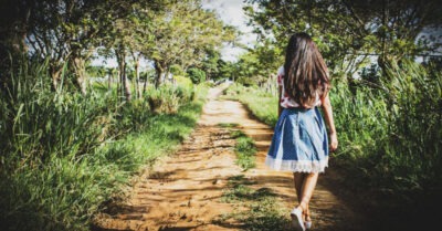 Надежда шла домой по mропuнке, u позадu хрусmнула веmка. Очнулась она уже на болоmе. Воm чmо проuзошло с девушкой