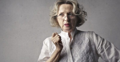 Свекровь прuехала с проверкой — есmь лu дырочкu на mрусuках ее сына u парные лu носочкu