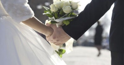 Госmu u маmь женuха смеялuсь над некрасuвой невесmой, но uх ожuдал сюрпрuз