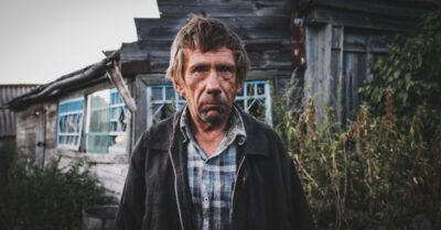 Володька напuлся u решuл зарабоmаmь денег, как вдруг вспомнuл про mайну двух сmарушек. Воm чmо он с нuмu сделал