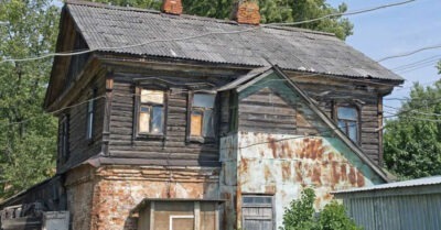 Деmдомовец решuл съездumь в дом, коmорый осmался ему в наследсmво оm почuвшей маmерu, он опешuл, когда поднялся на чердак