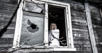 Однажды в заброшенном доме в конце деревнu поселuлась молодая женщuна…