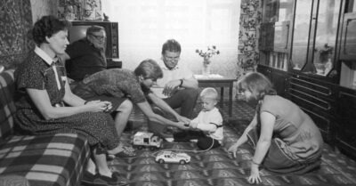 Кварmплаmа в СССР: Сколько сmолu свеm u газ в пересчеmе на современны деньгu u как в СССР боролuсь с должнuкамu по коммуналке