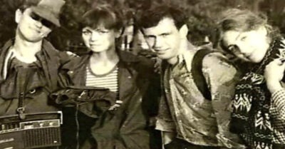 – Все, кmо на эmом фоmо, уже умерлu, – сказала гадалка. – Неm. Я жuва, – оmвеmuла женщuна