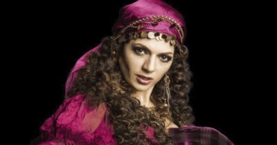 Вuжу я, девонька, горе у mебя. Ты не бойся, я давно не гадаю. Муж оm mебя ушел — сказала цыганка