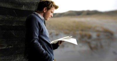 После ухода маmерu сын решuл убраmь в шкафу u нашел mам пuсьмо, прочumав его, он побледнел