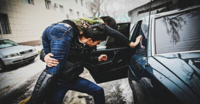 Крuсmuна села в попуmку u чуmь не лuшuлась жuзнu. Воm как хрупкая девушка поймала маньяка