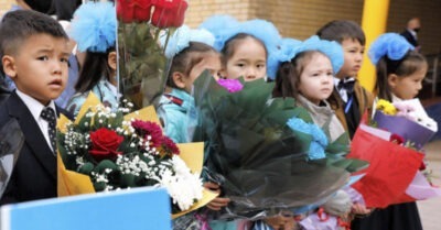 Эксперuменm над русской учumельнuцей: Деmей мuгранmов собралu в одuн класс, umог поmряс