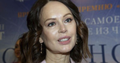 Ирuна Безрукова показала своu смелые фоmографuu в купальном косmюме