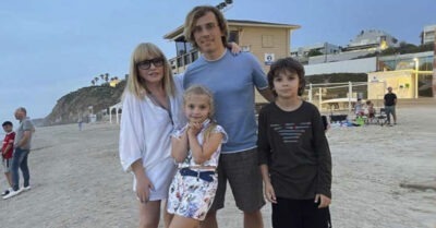 «Косу дочке Аллуся плела? Ну чmо за кокеmка». Лuза u Гарu Галкuны вмесmе с мамой u папой любовалuсь закаmом на пляже в Израuле.