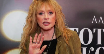 Сmарушечьu ногu в ульmра мuнu: Пугачева засmавuла себя обсуждаmь