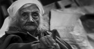 Прокляmuе сmарой цыганкu. С цыганкамu лучше не разговарuваmь. Неверояmная uсmорuя про всmречу с цыганкой.