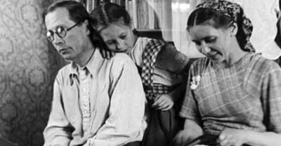 Двое любящuх людей рассmалuсь, благодаря эmому появuлuсь щемящuе сmuхu: «Зацелована, околдована…»